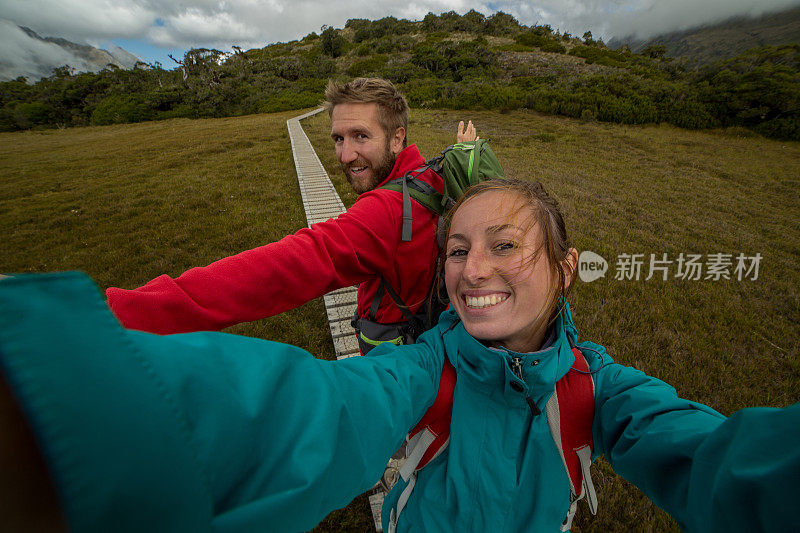 一对年轻夫妇在新西兰徒步旅行的自画像