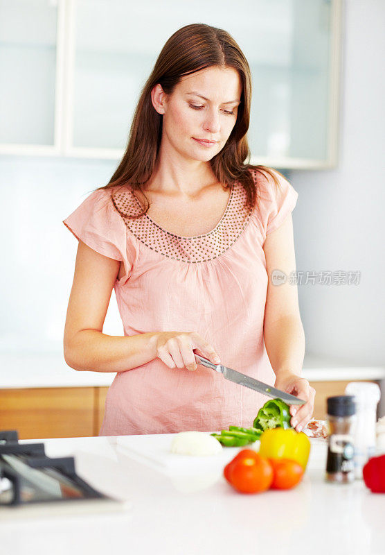 中年女性在厨房切菜