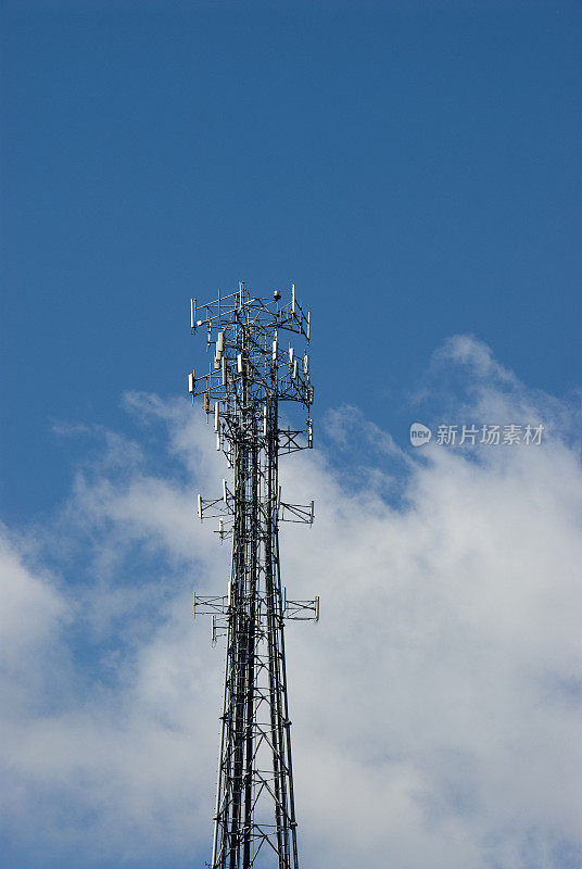 蓝天下的手机发射塔