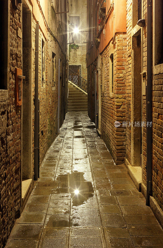 雨后威尼斯的狭窄小巷