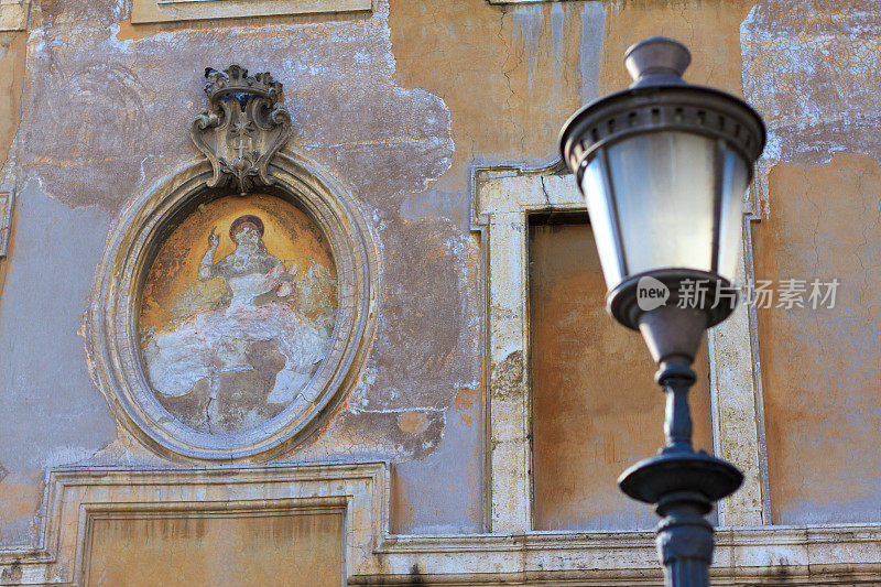 意大利，古罗马墙，街灯和壁画
