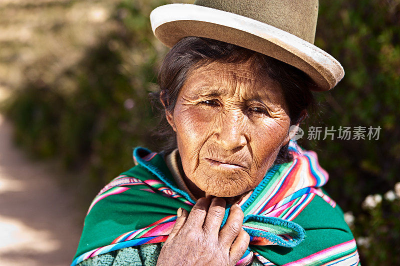 玻利维亚太阳岛上的艾马拉妇女