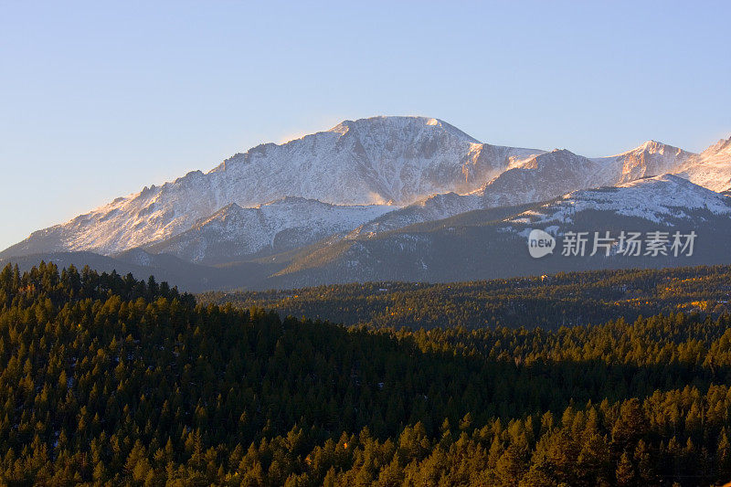 日出时分的派克峰