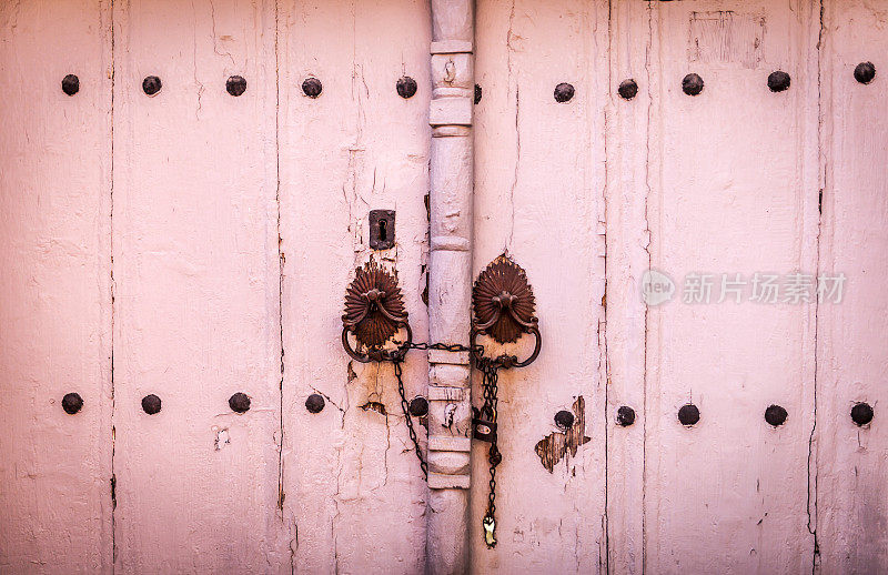 旧的锁着的门