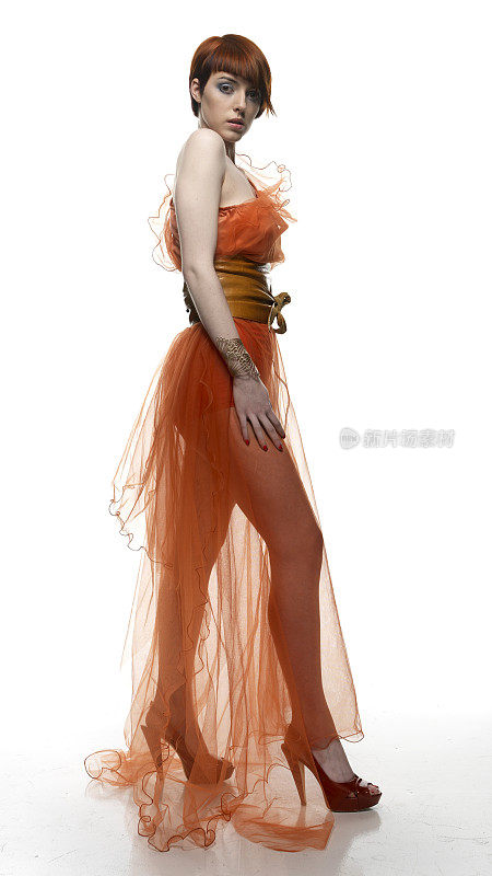 穿着橙色连衣裙的高大女模特