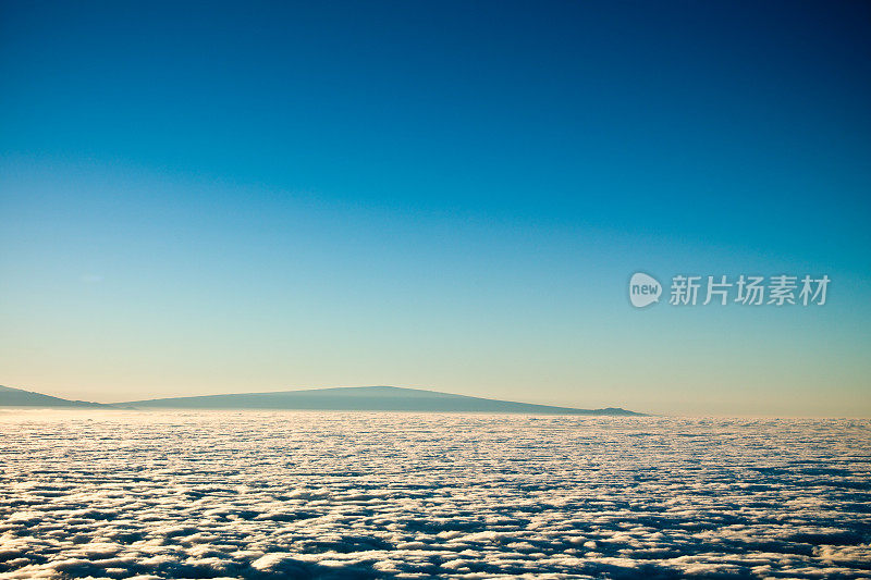 毛伊岛哈雷阿卡拉峰云层之上