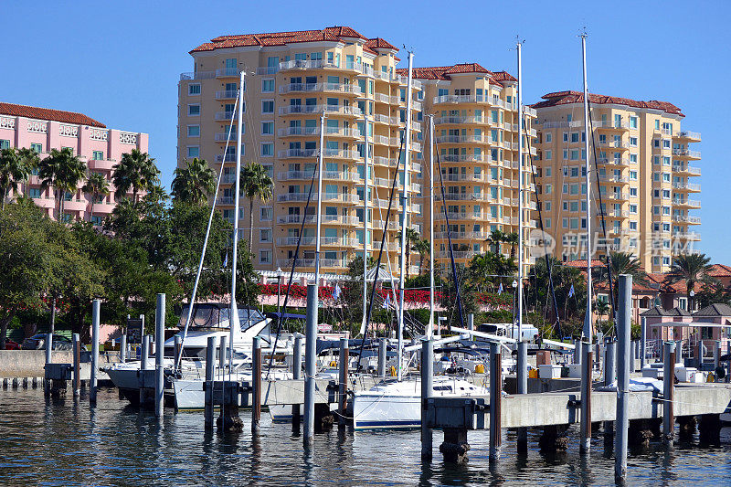 佛罗里达州圣彼得斯堡市中心豪华海滨公寓和帆船