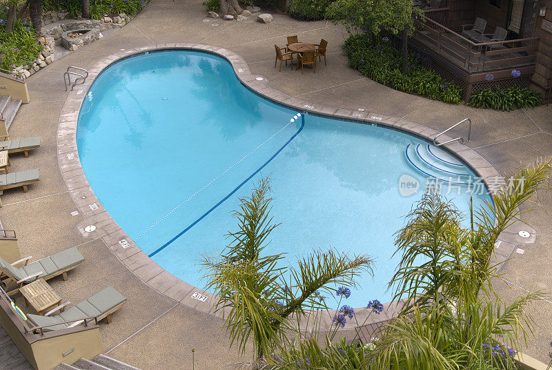 加州池畔旅游度假村，大型空游泳池和躺椅