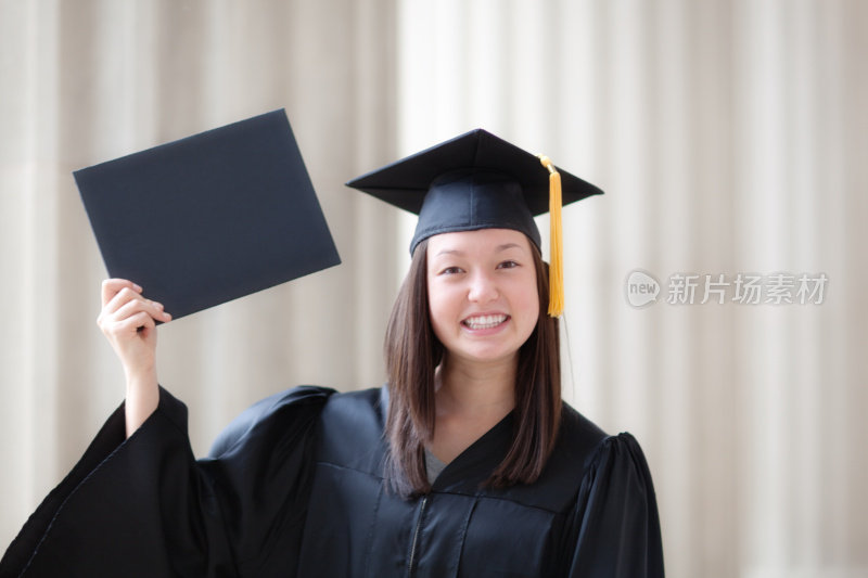 激动的毕业女学生持有文凭与副本空间水平