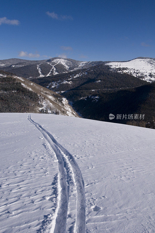 单人滑雪跑道在远处断裂