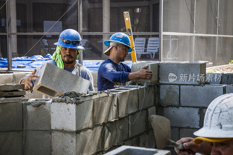 建筑工人建造混凝土砌块墙