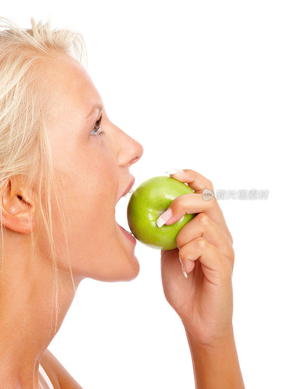 一个女孩咬苹果的特写镜头