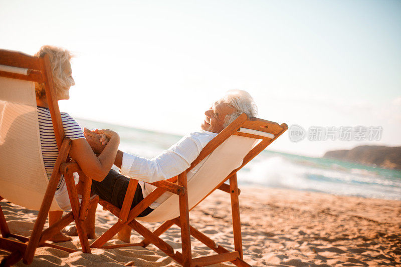 一对老年夫妇在海滩上休息
