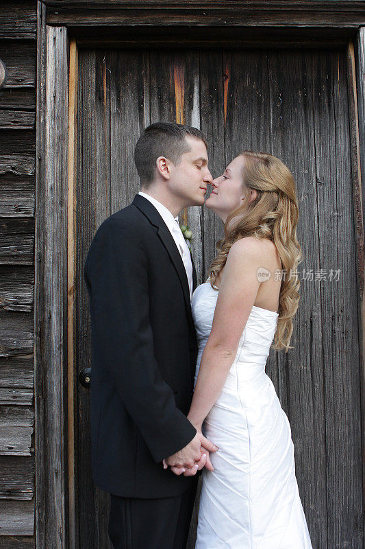 小屋的夫妇。新娘和新郎婚礼日接吻