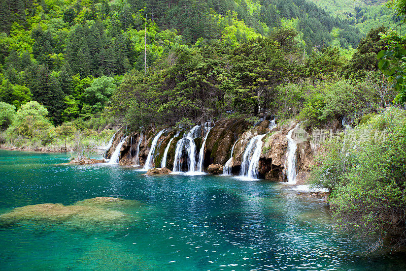 美丽的瀑布九寨沟，四川，中国