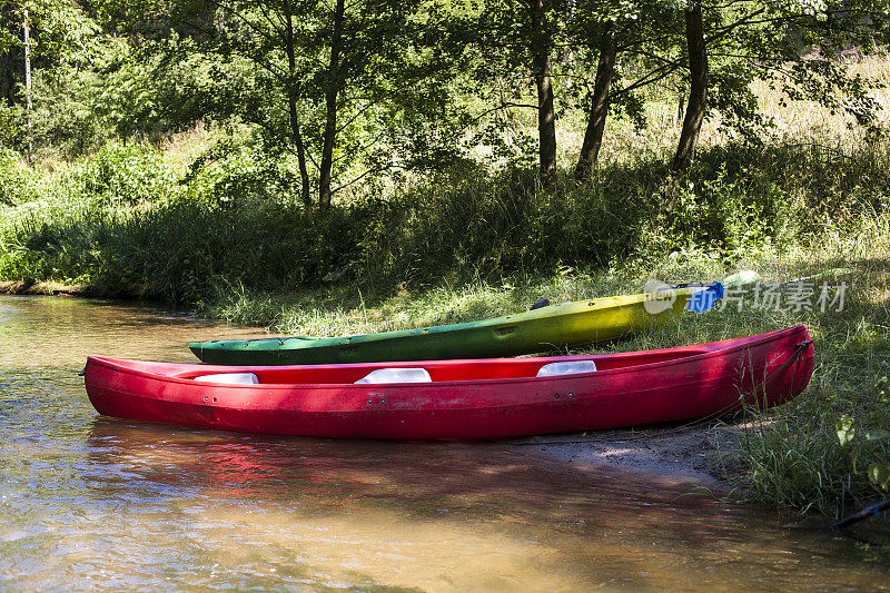 红色的独木舟和绿色的皮艇