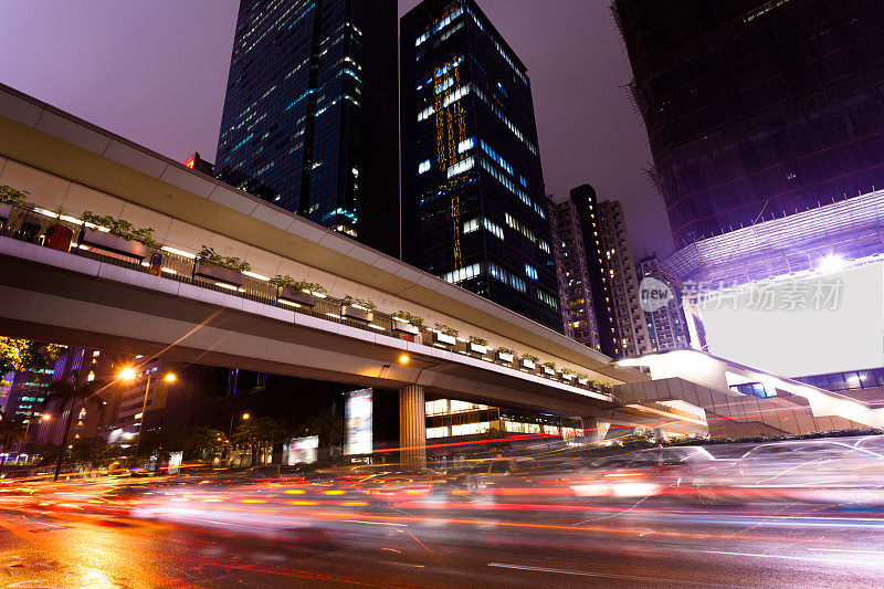 香港市内道路繁忙，车灯闪烁