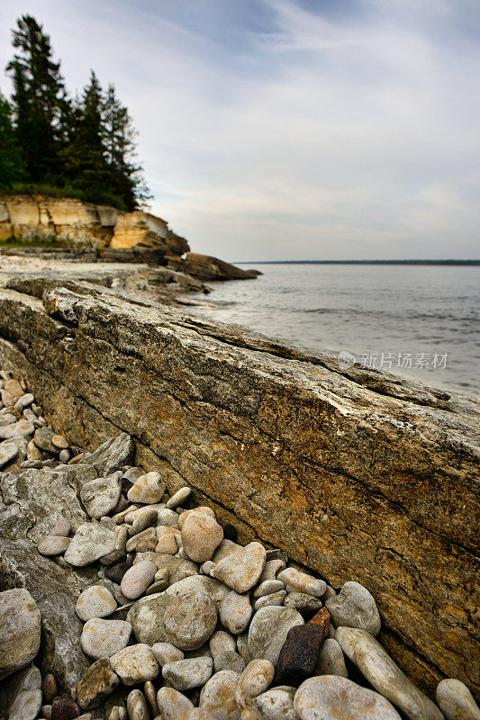 多岩石的海岸线