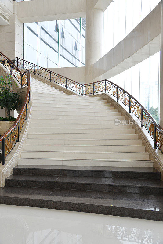 酒店大厅的楼梯