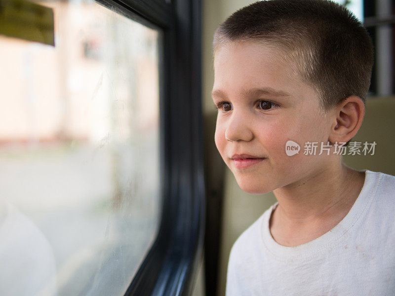 男孩乘火车旅行