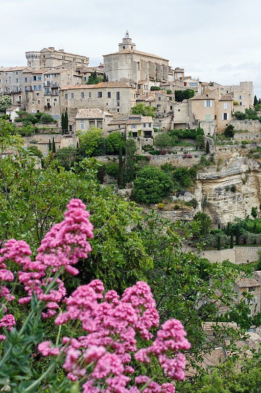 Gordes:风景如画的法国中世纪村庄，位于Vaucluse区