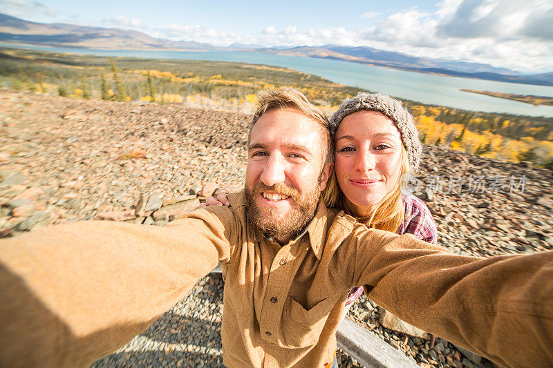 旅游的年轻夫妇在山顶自拍