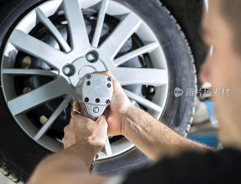 汽车修理工正在换轮胎
