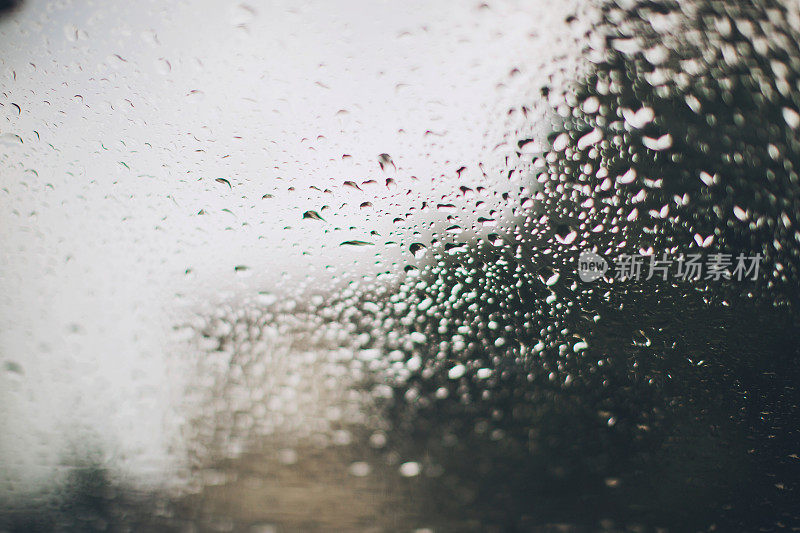 暴风雨的夜晚，雨落在窗户上