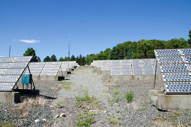 卵石地上的一排排光伏太阳能电池板