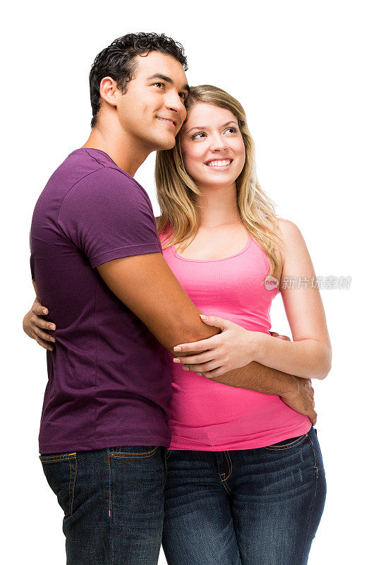 年轻的拉丁夫妇拥抱着看向一边
