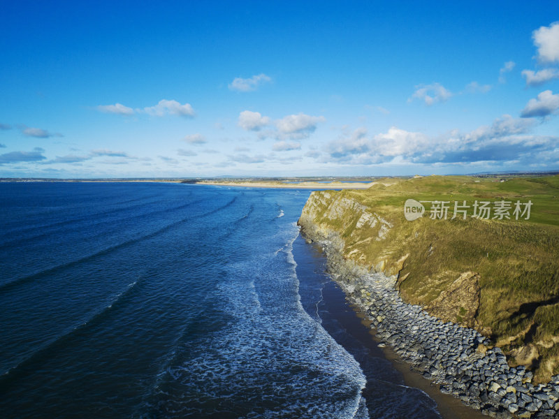 田园诗般的无人机拍摄的海岸和山脉