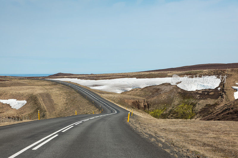 穿越冰岛风景的道路