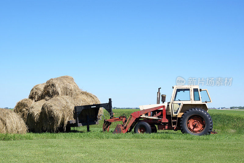 农用拖拉机和稻草包的装载