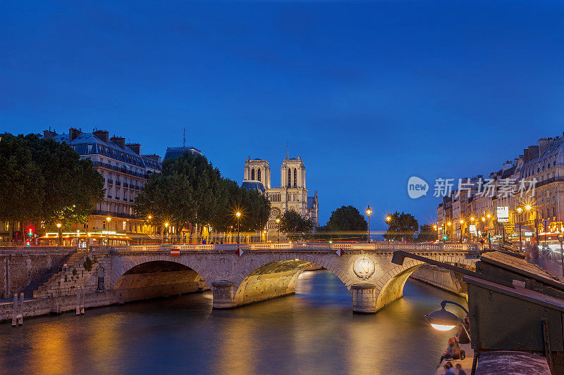 巴黎圣母院和塞纳河。