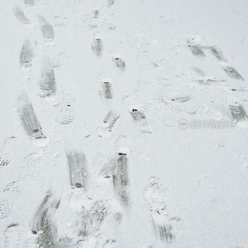 雪地上的一组脚印