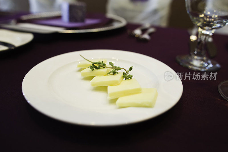 黄油肉饼展示与一枝鼠尾草在桌子特写