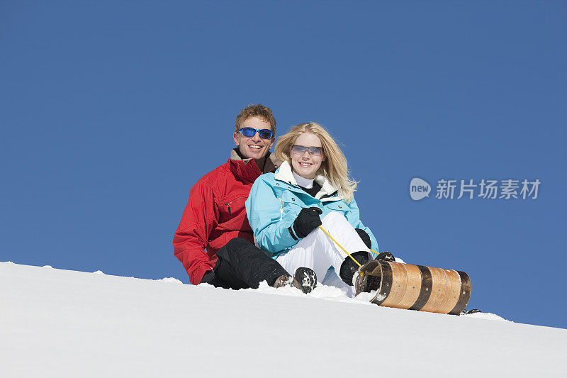 在科罗拉多州滑雪橇的年轻夫妇