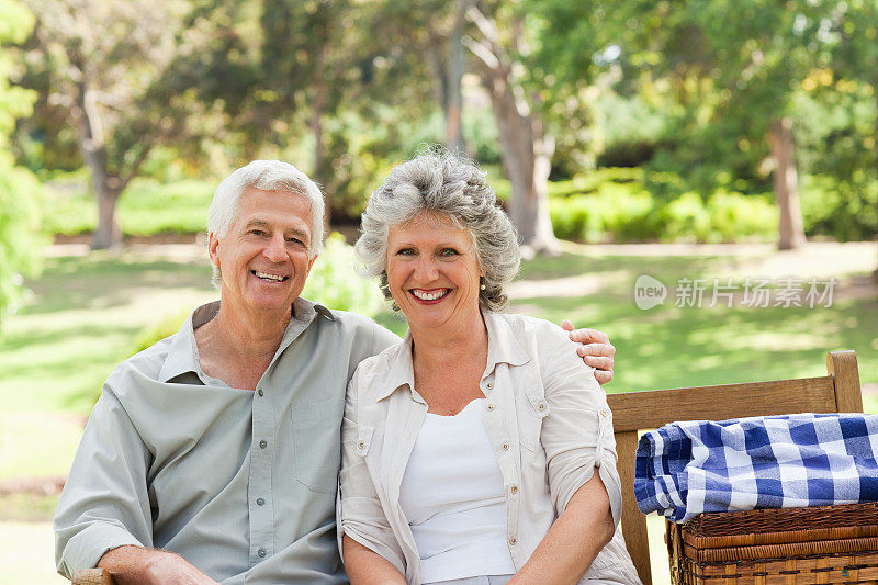 带着野餐篮微笑的老夫妇