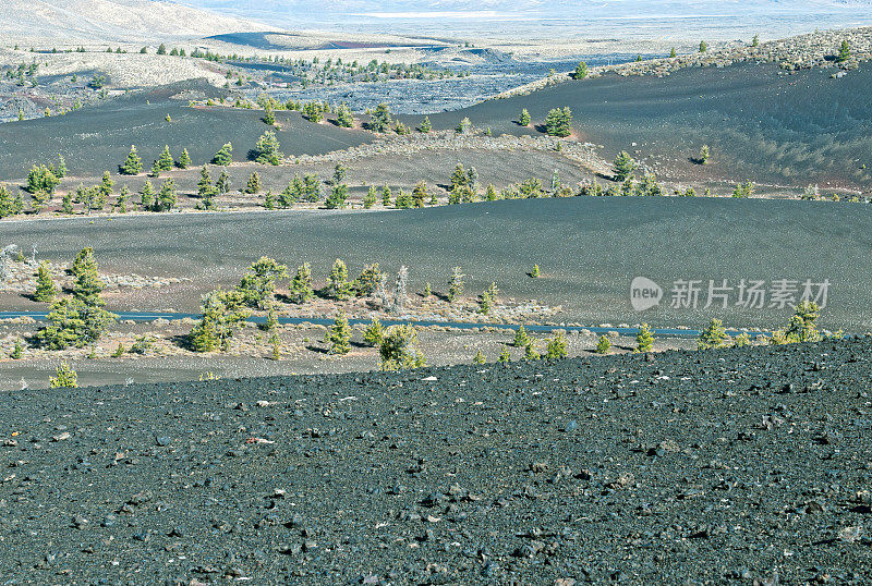 高速公路穿过爱达荷州的火山景观