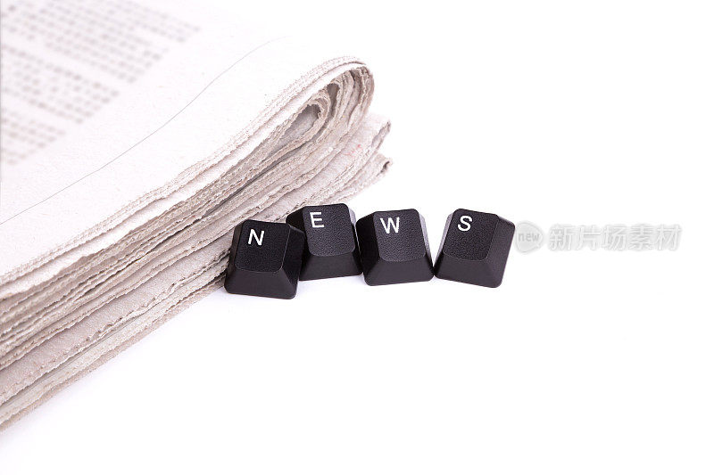 新闻键盘和报纸孤立在白色的背景