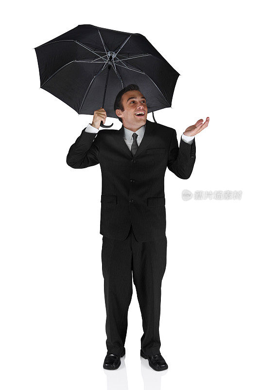 商人在伞下检查是否下雨