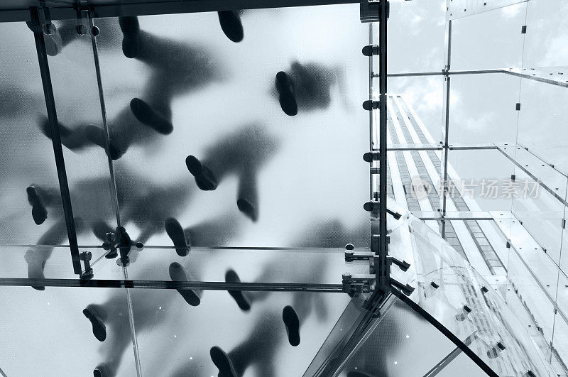 纽约现代玻璃建筑中人们的剪影