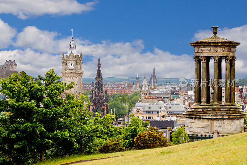 爱丁堡天际线与斯科特纪念碑和爱丁堡城堡，苏格兰，英国。