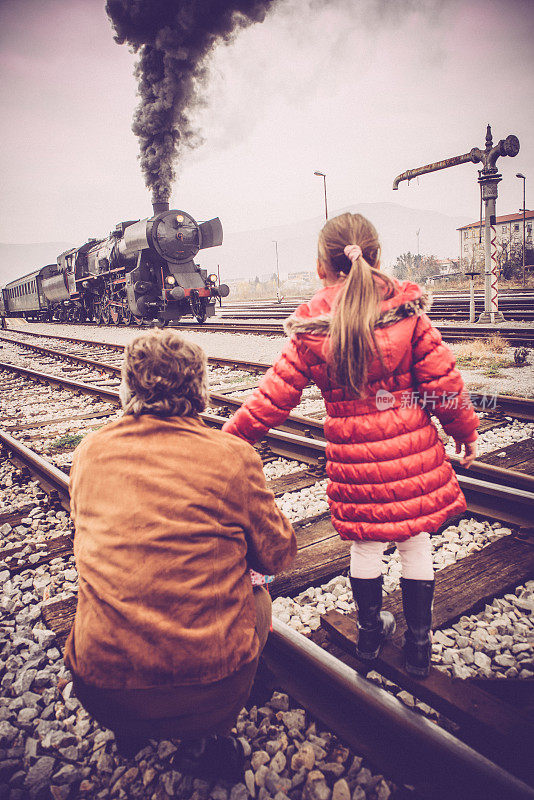 《粉红女郎》和《欣赏老式蒸汽火车的祖父》，欧洲