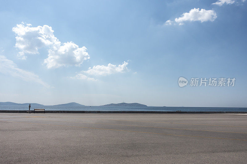 海滨背景的沥青地面空间