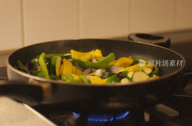 蔬菜在铁架上炒煮