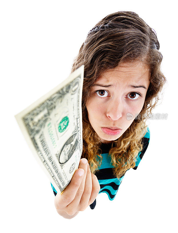 这是所有吗?失望的年轻女子举着1美元的钞票