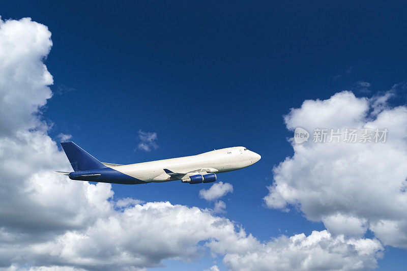 一架货机迎着白云和蓝天飞行