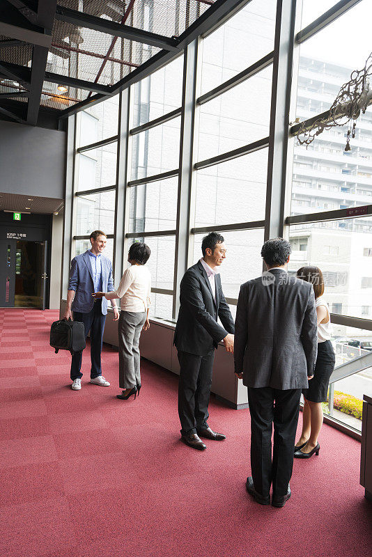 在日本京都开会讨论办公室走廊后