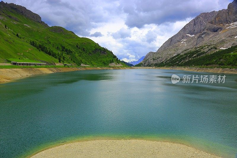 高山田园诗般的风景，湖泊。费达亚山口，意大利泰洛阿尔卑斯山